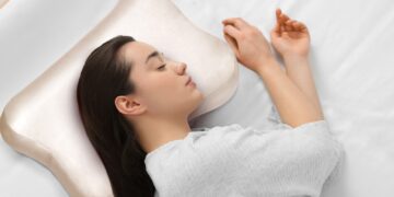 Ergonomisch schlafen: Worauf es bei einem orthopädischen Nackenkissen ankommt