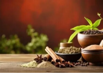 Ayurvedische Ernährung im stressigen Alltag: Wann Nahrungsergänzungsmittel sinnvoll sein können