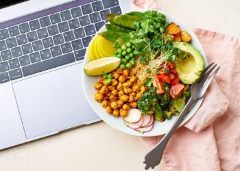 Gesund essen trotz Stress: 7 Gewohnheiten, die im Alltag wirklich funktionieren