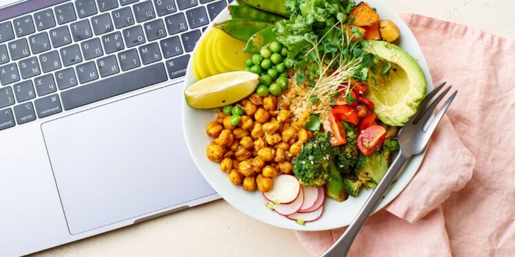 Gesund essen trotz Stress: 7 Gewohnheiten, die im Alltag wirklich funktionieren