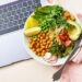 Gesund essen trotz Stress: 7 Gewohnheiten, die im Alltag wirklich funktionieren